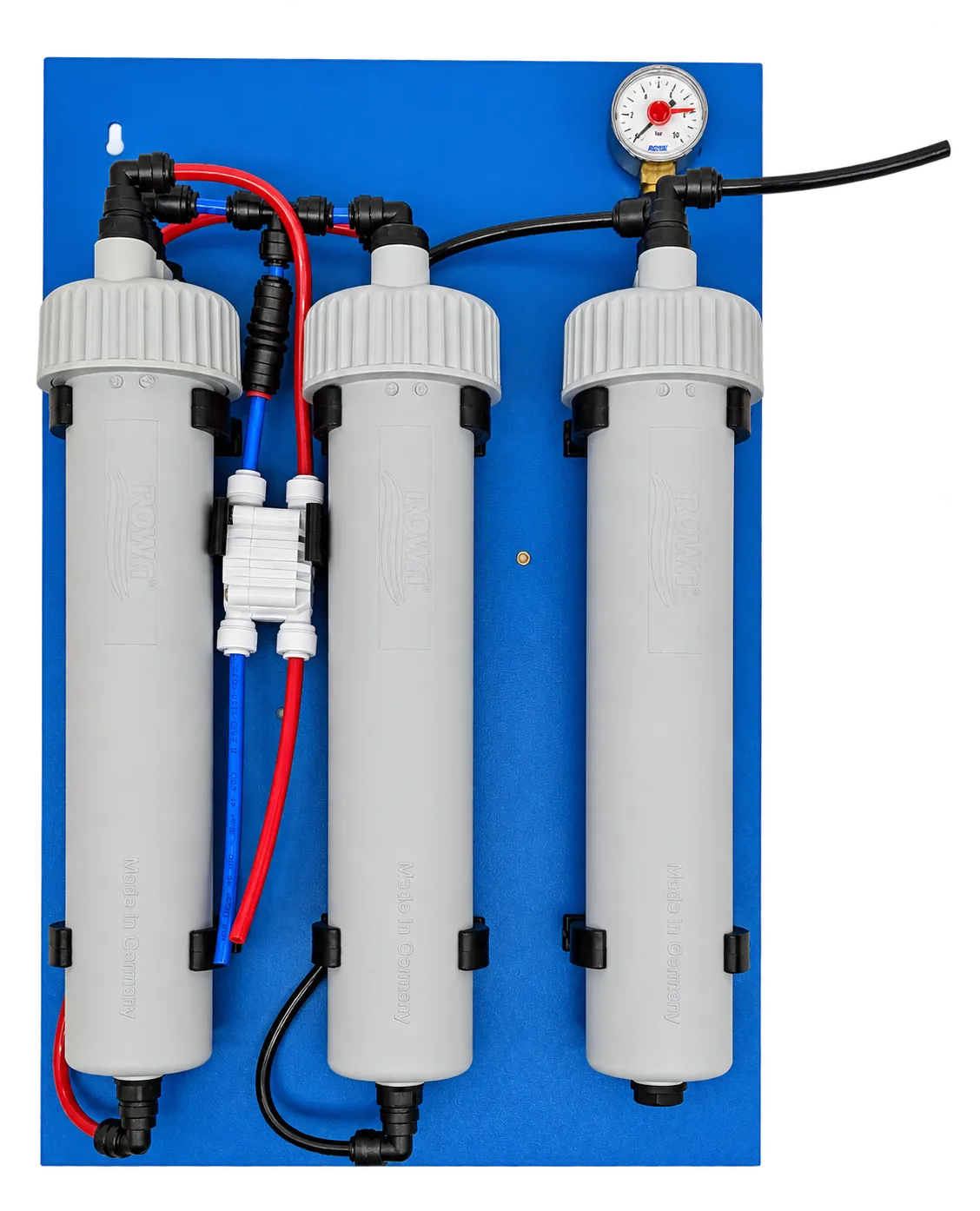 Twin Turbo auf blauer Montageplatte mit drei grauen Filtergehäusen und Manometer