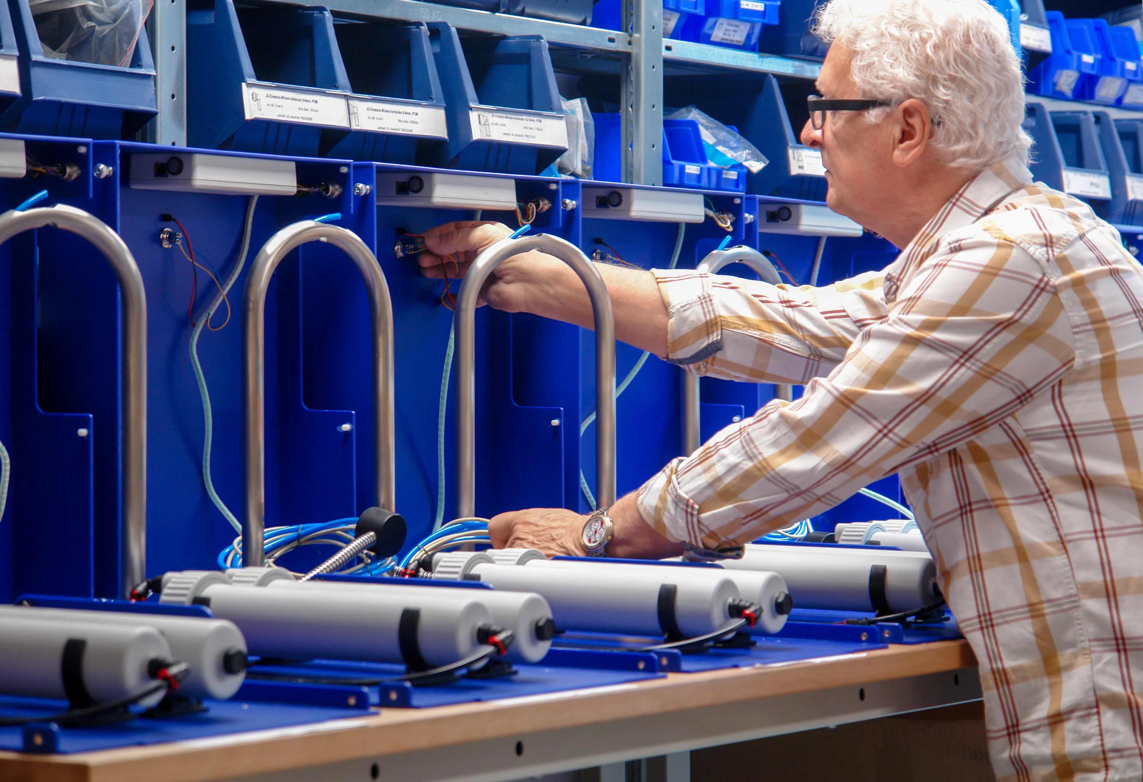 Ein ROWA-Mitarbeiter prüft Wasseraufbereitungssysteme bei der Qualitätskontrolle in Osnabrück.